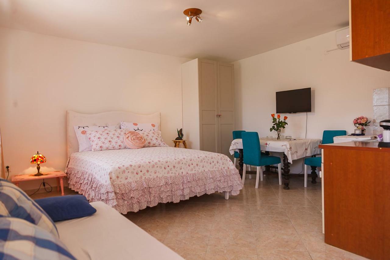 Castello Flower Apartment Kastela Ngoại thất bức ảnh